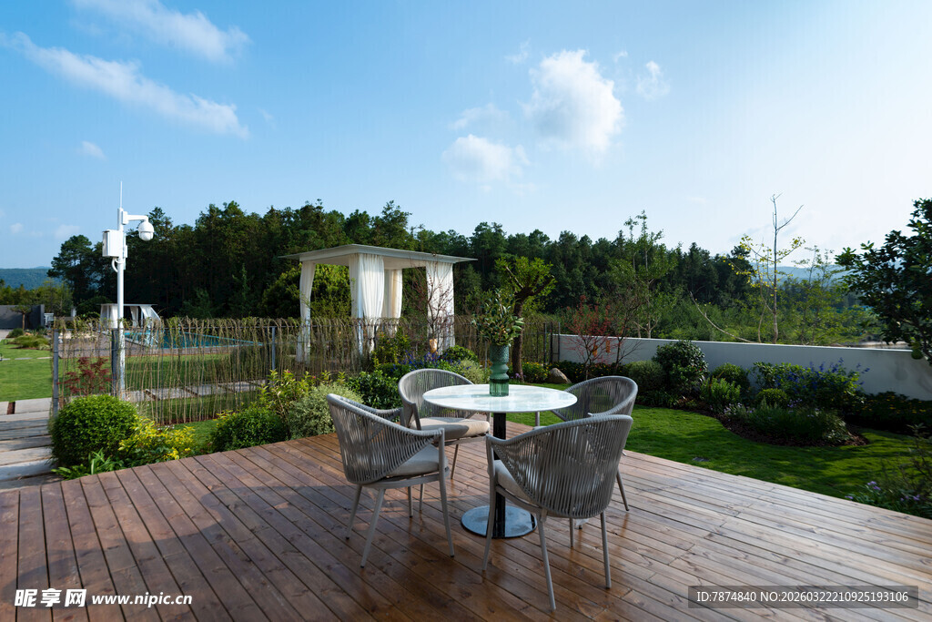 户外木质露台休闲空间