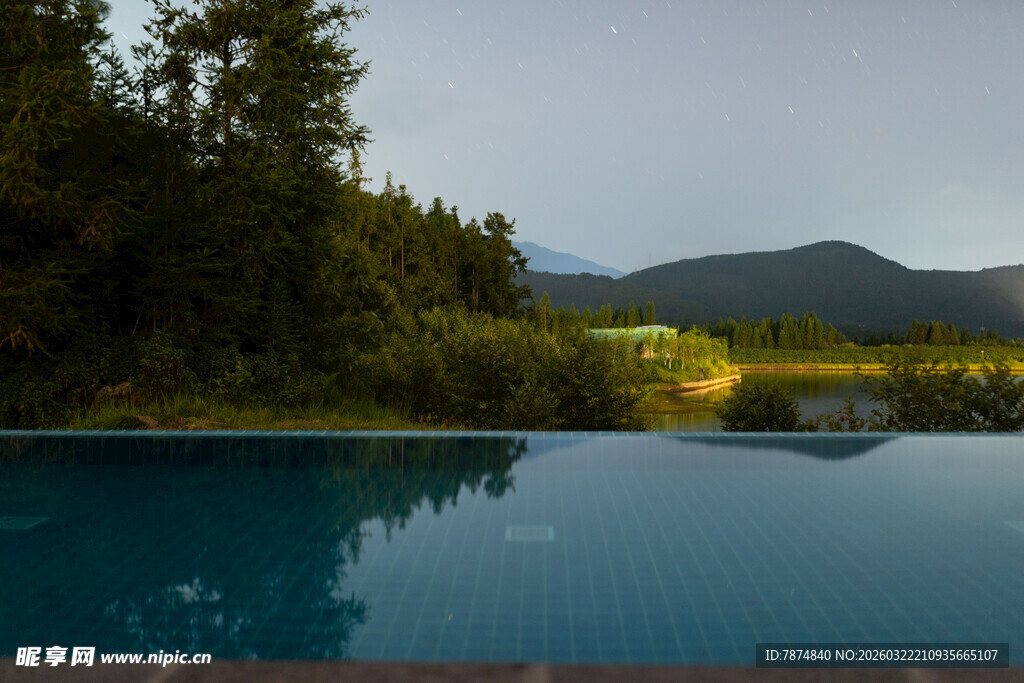 山间静谧泳池与自然风光