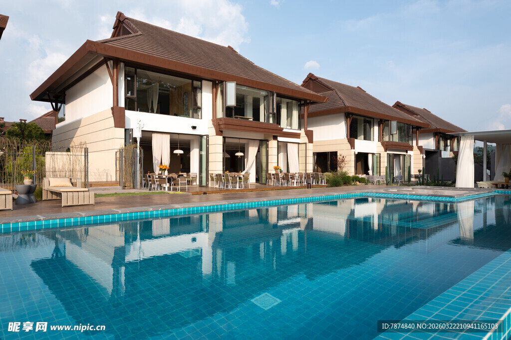 豪华别墅旁的清澈泳池