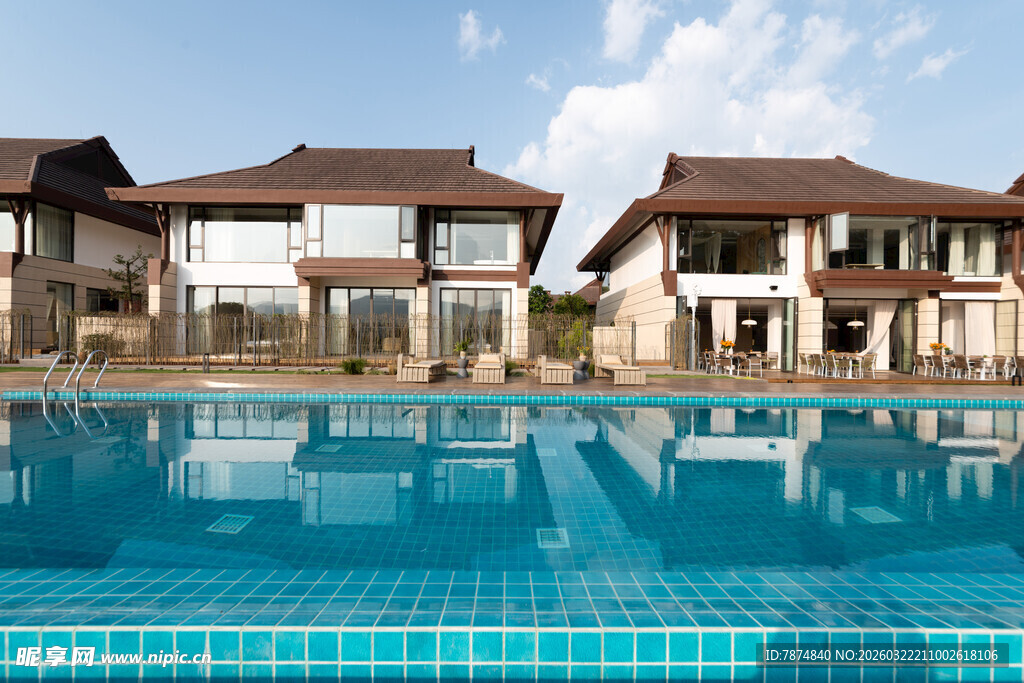 度假别墅旁的清澈泳池