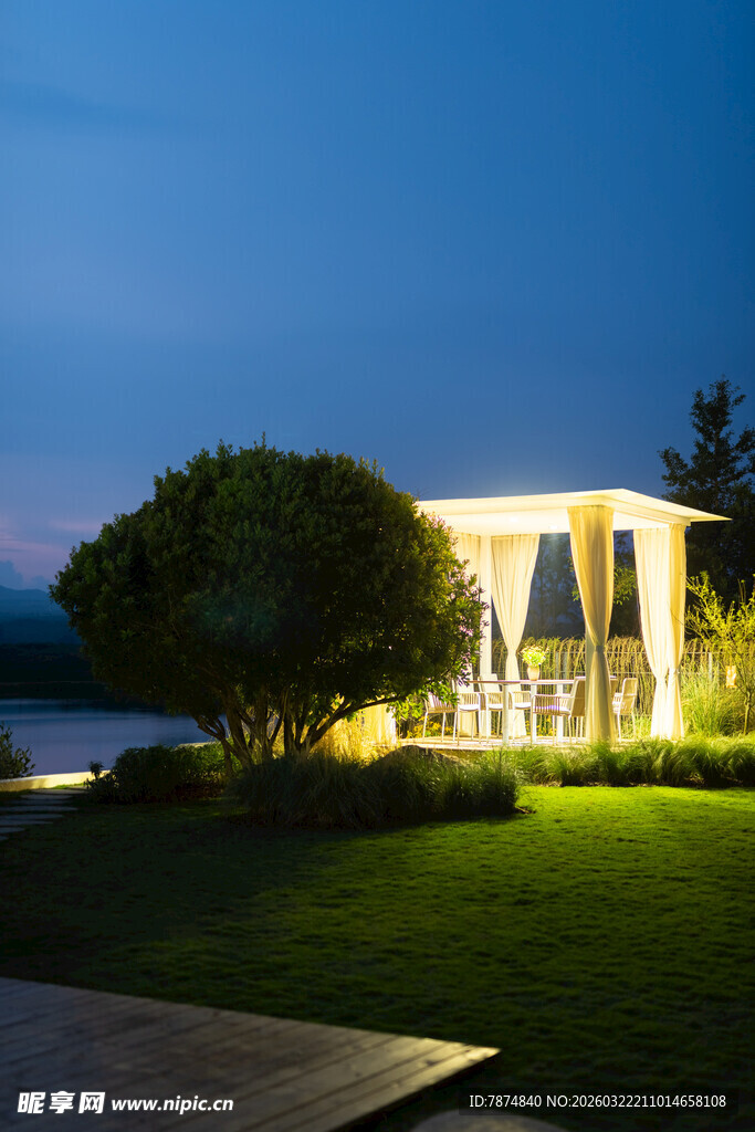 黄昏下的雅致户外休闲空间