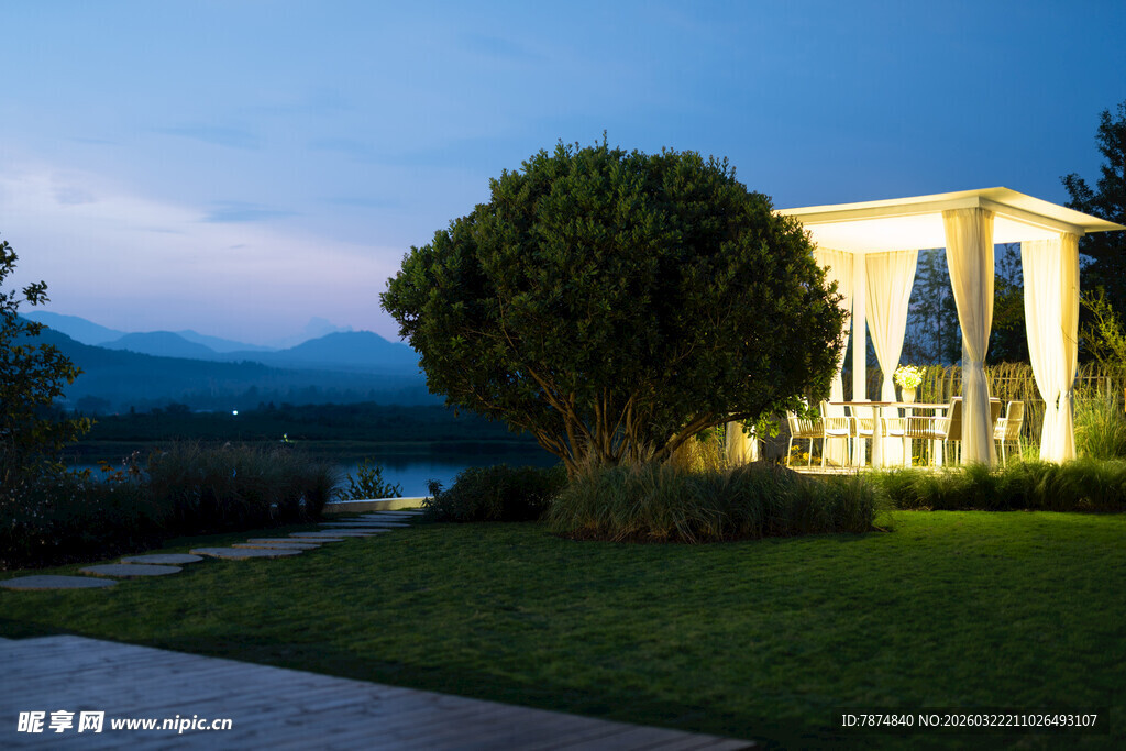 湖畔夜景中的优雅别墅