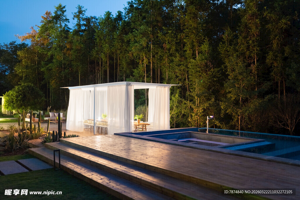 户外白色建筑与自然景观