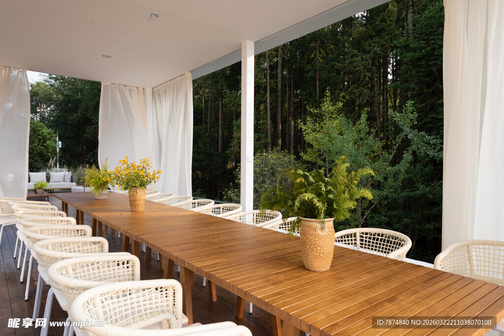 户外木质长桌休闲聚会场景