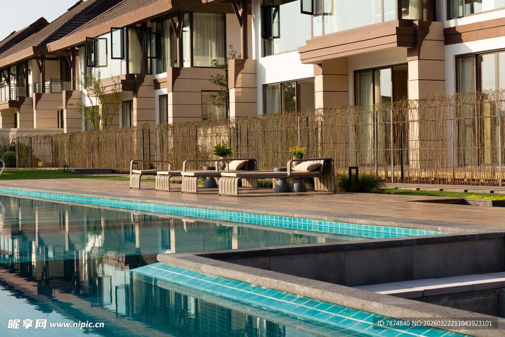 现代泳池边的精致住宅