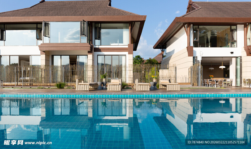 豪华别墅旁的湛蓝泳池