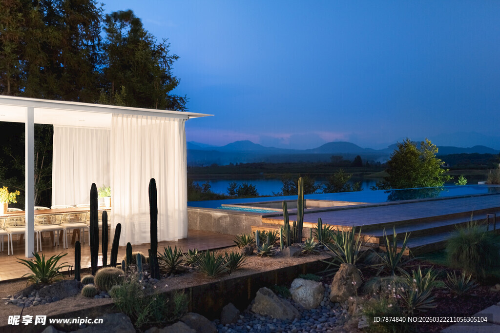 湖畔小屋的静谧黄昏