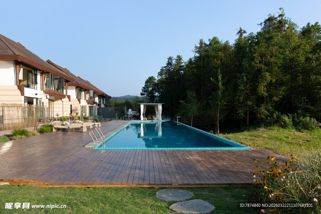 别墅旁的户外泳池景观