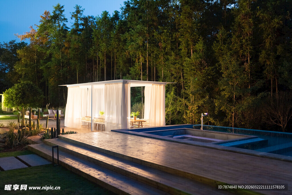 林间现代小屋与户外平台