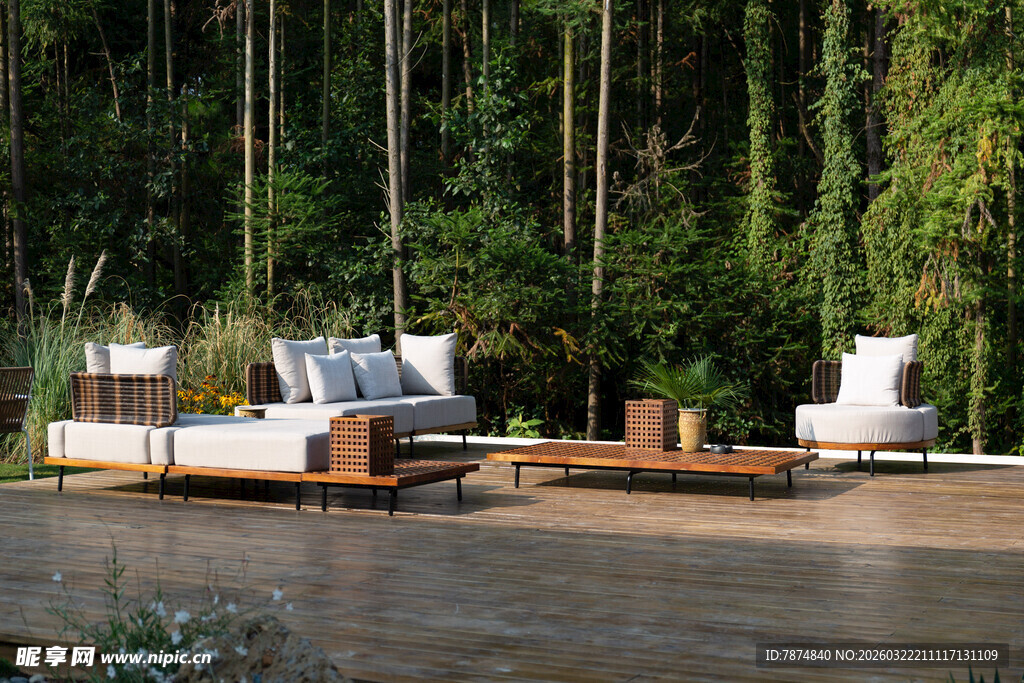 林间舒适户外休闲座椅区