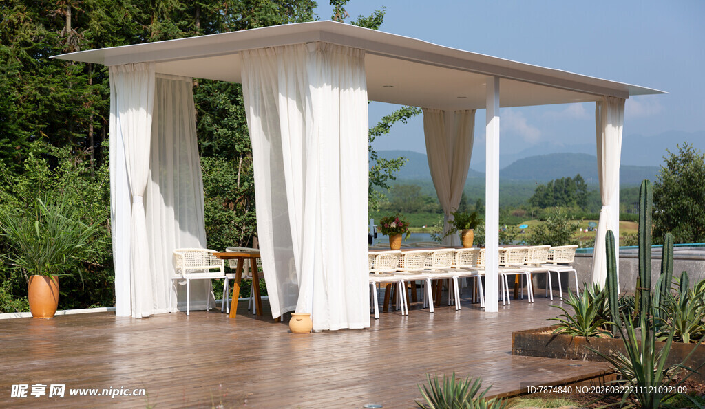 户外白色浪漫木质凉亭