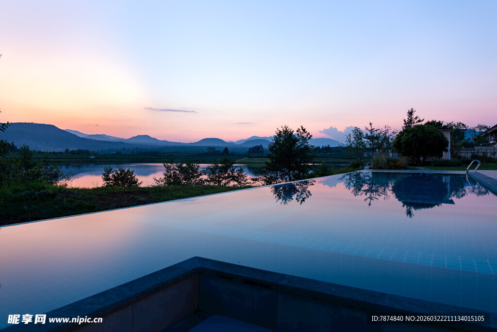 夕阳下的静谧泳池美景