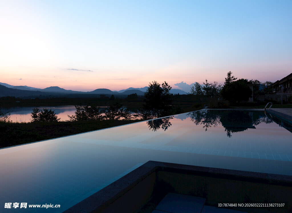 湖畔黄昏下的静谧泳池
