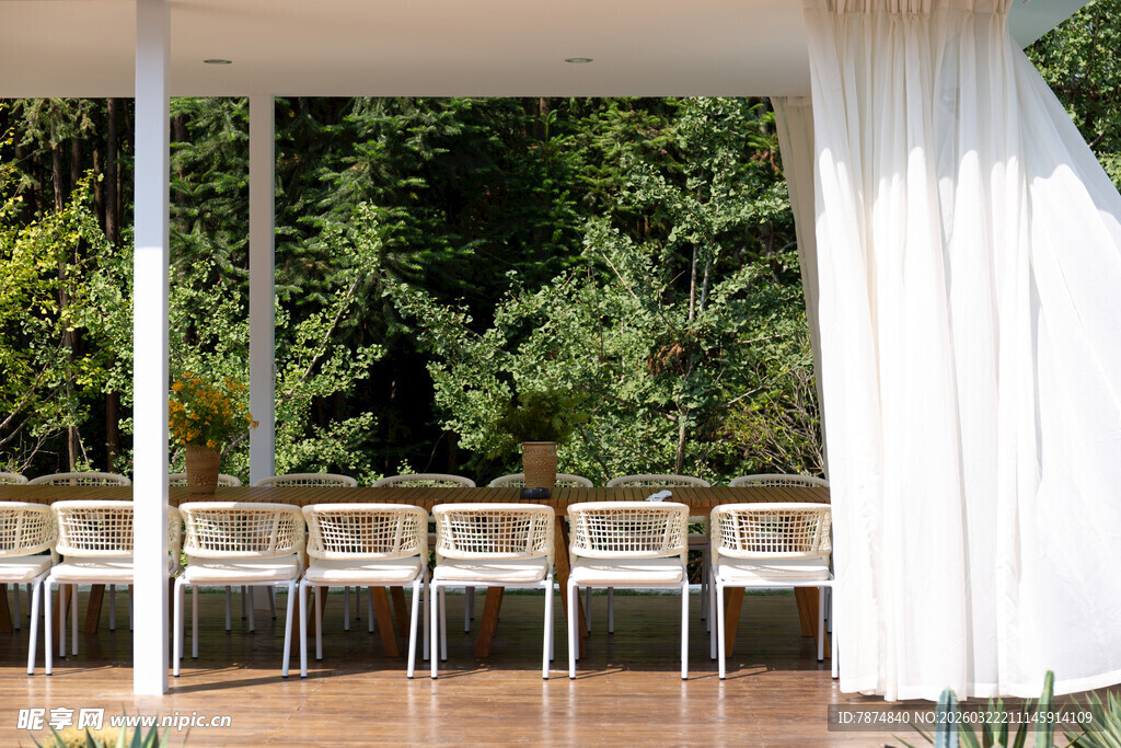 户外白色雅致休闲座椅区