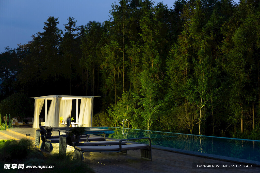 黄昏下的林间泳池休憩处