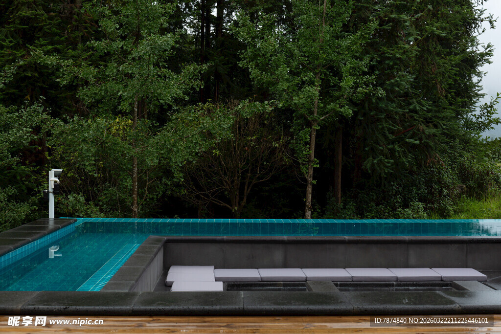 户外林间的静谧泳池