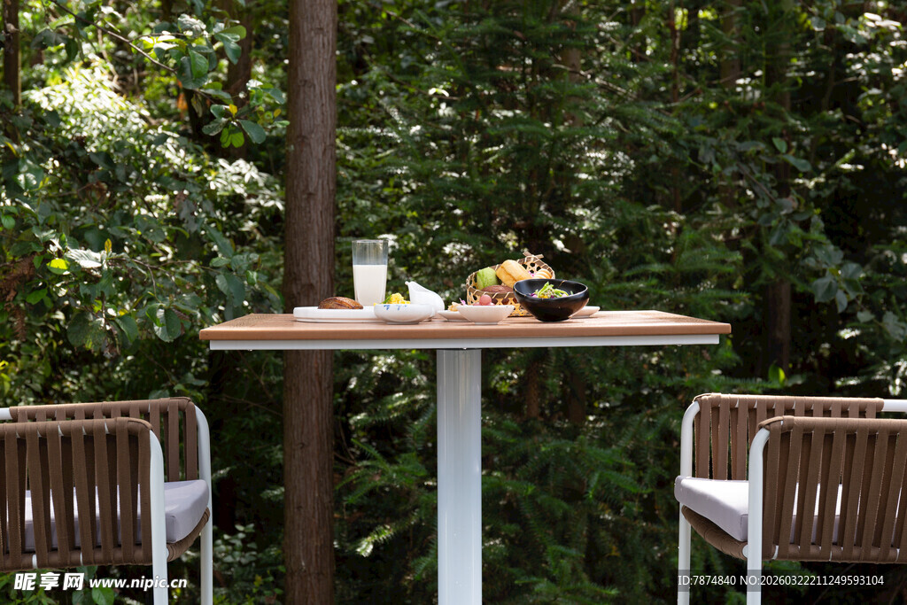 户外休闲桌椅 自然氛围浓