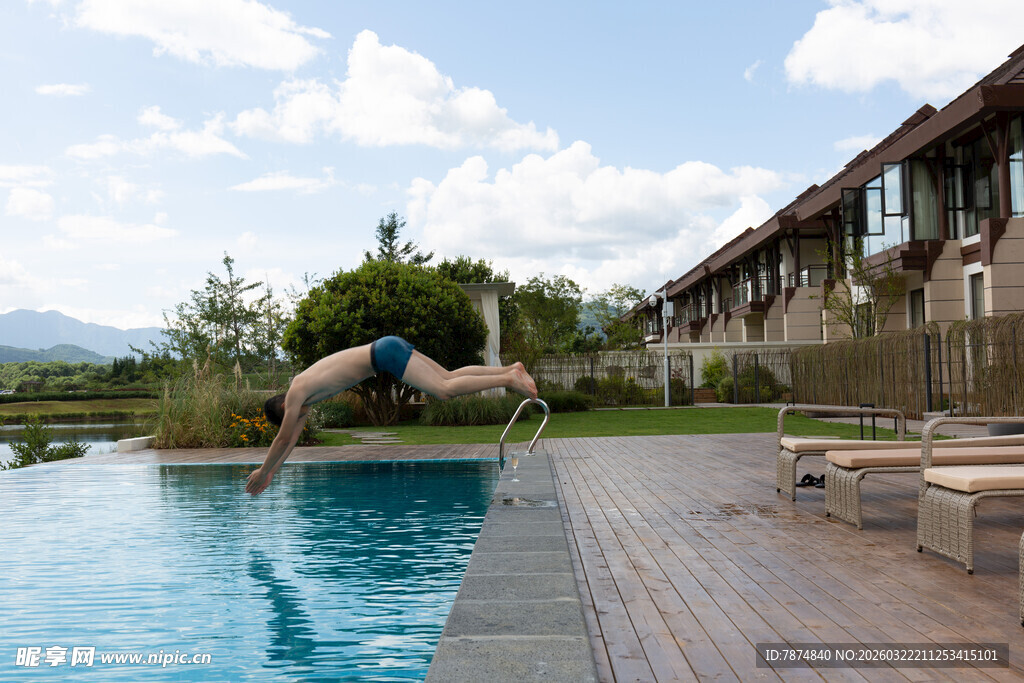 泳池边的跳水瞬间