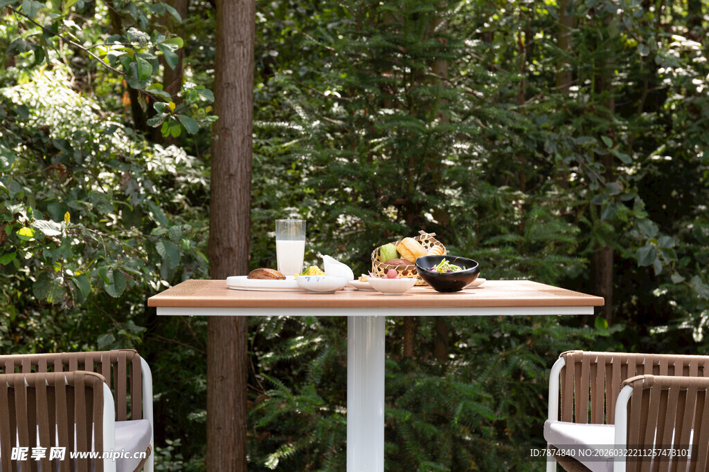 林间户外休闲桌椅场景