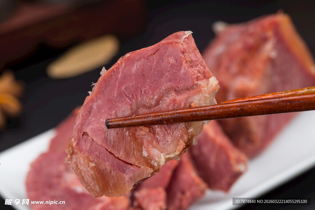 筷子夹起美味酱牛肉