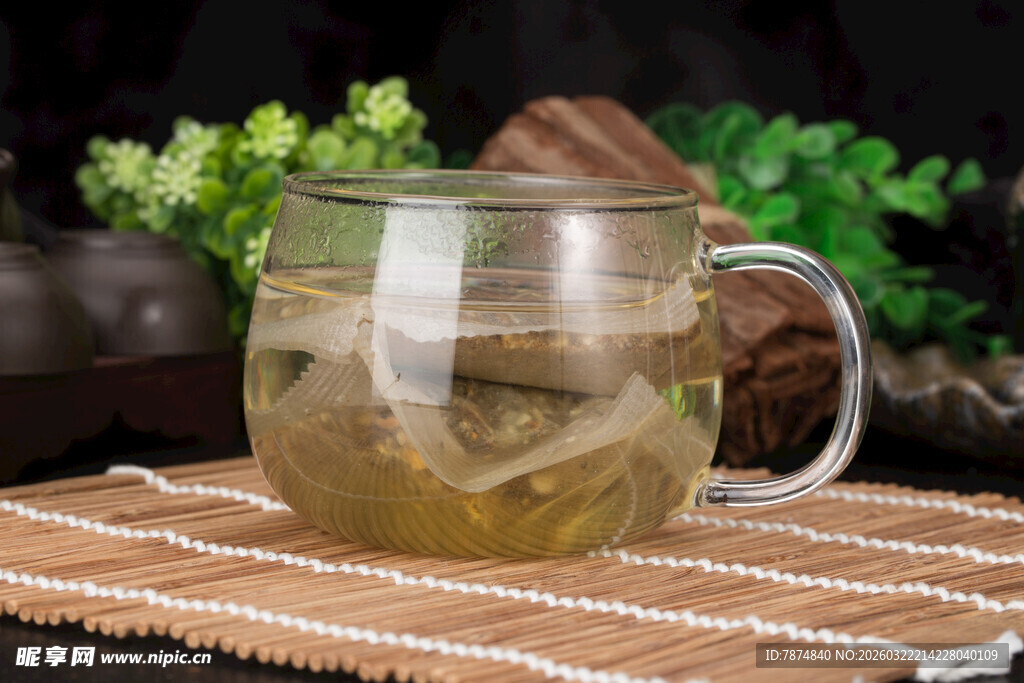 透明玻璃杯中泡着清香绿茶