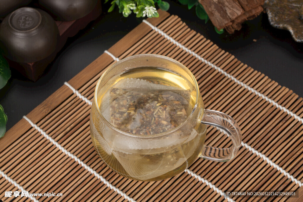 透明玻璃杯中泡着清香花茶