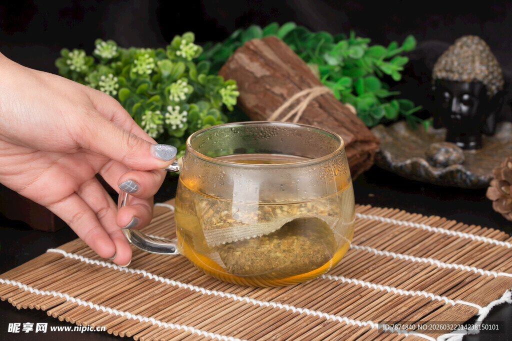 手捧透明茶杯品茶图