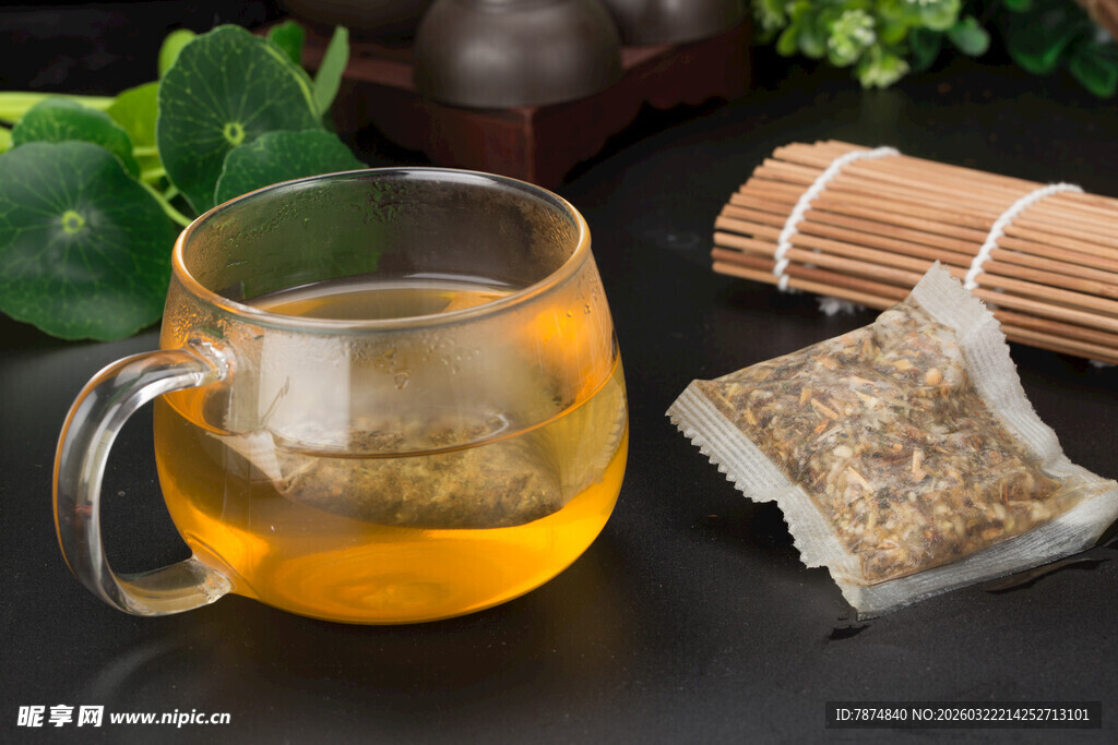 玻璃杯中泡着袋泡茶