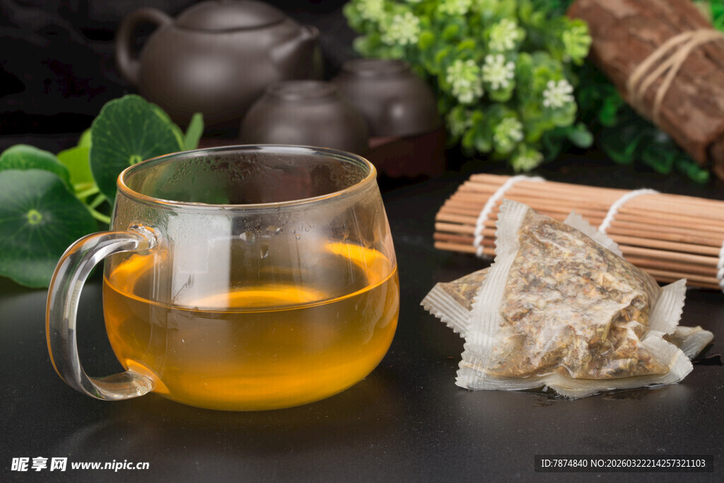 玻璃杯中泡着的养生茶