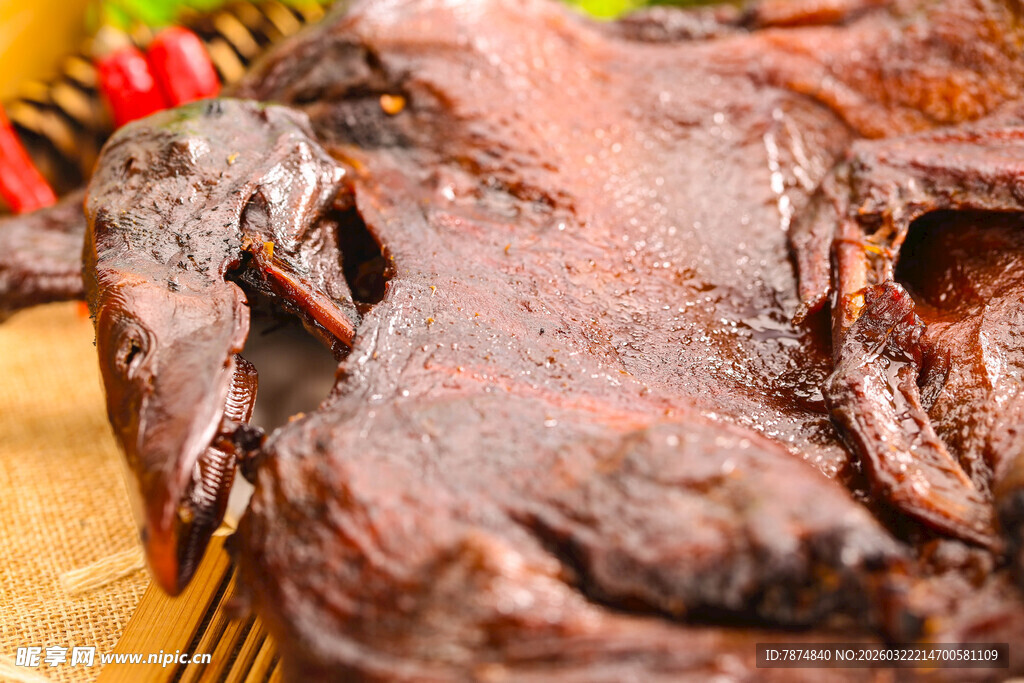 美味卤制鸭头特写