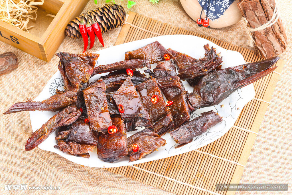 美味卤味鸭货摆盘中