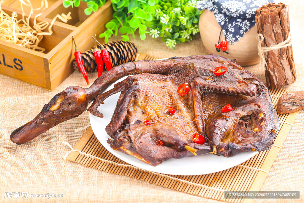 美味卤鸭摆于盘中