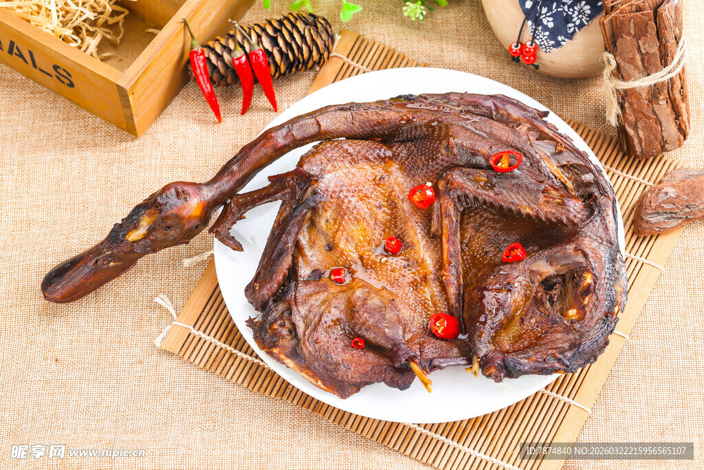 美味卤制鸭货摆于盘中