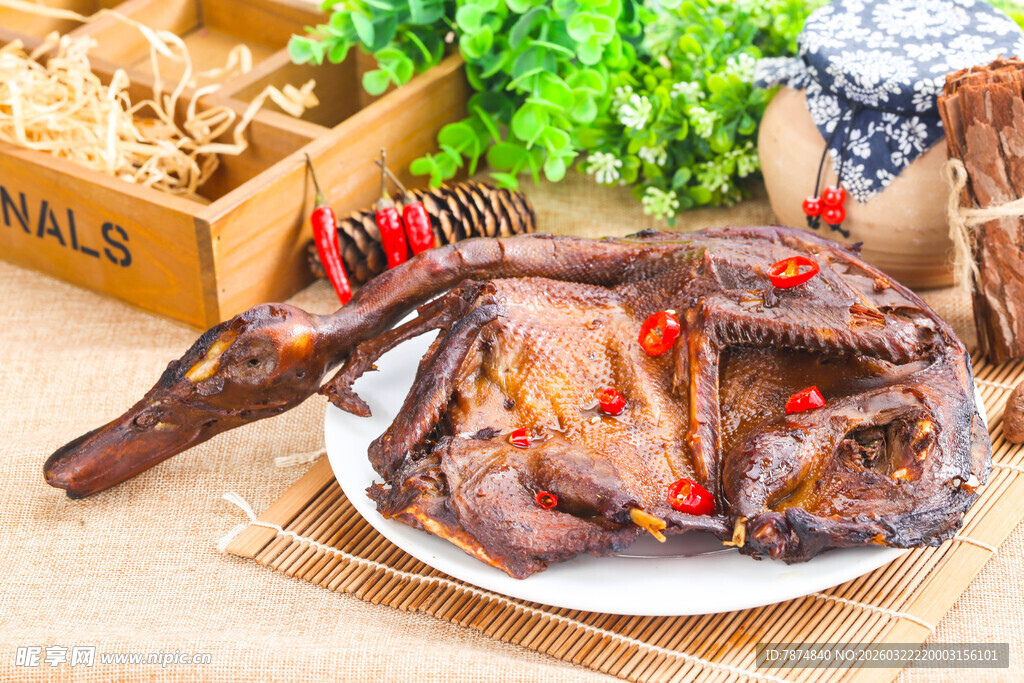 美味卤制鸭头摆于盘中