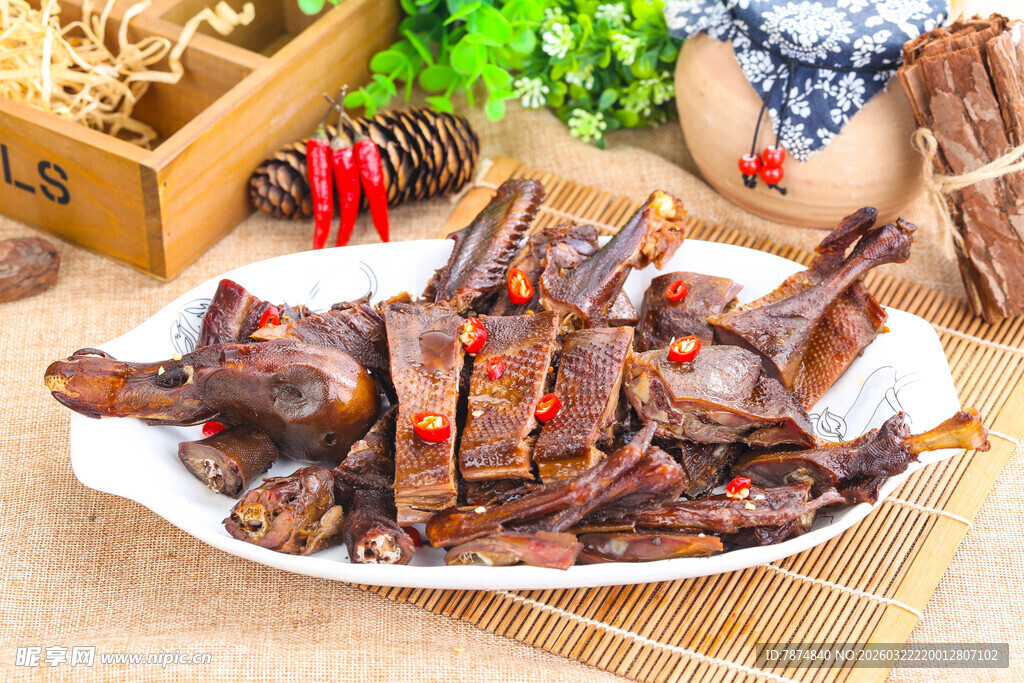 美味卤味鸭货摆放在盘中