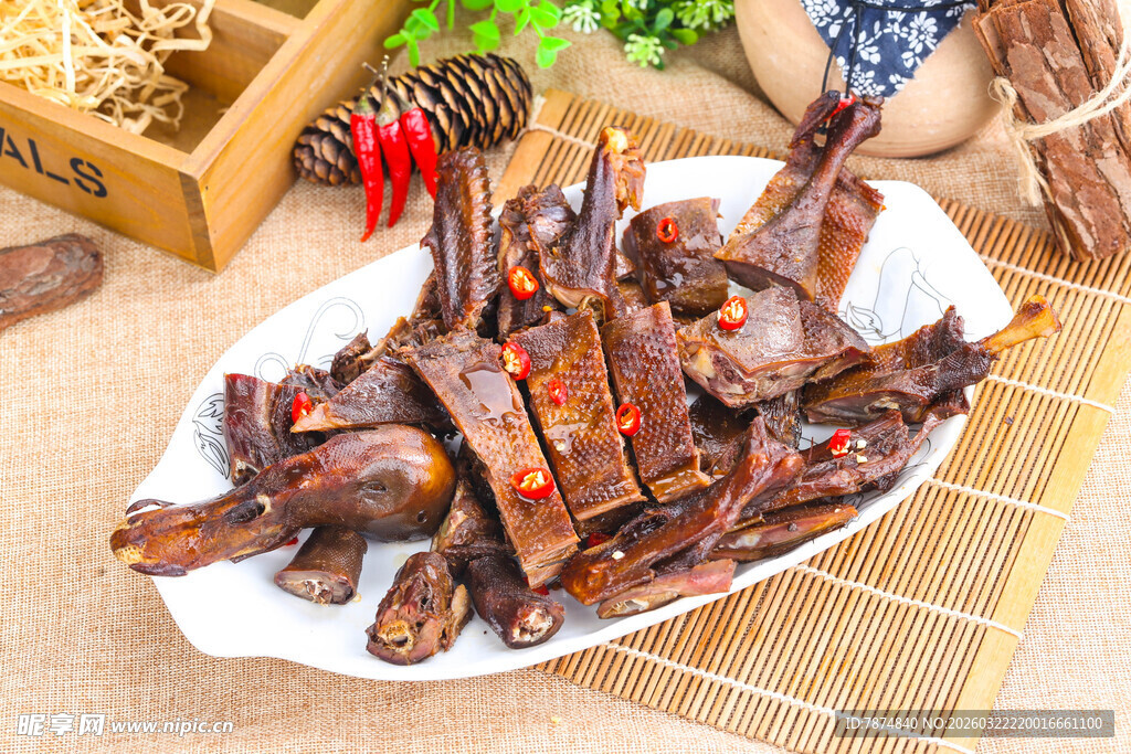 美味卤鸭货摆放在盘中