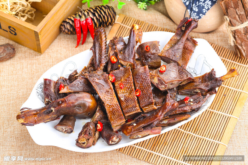 美味卤鸭摆于盘中