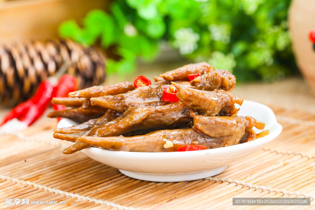 香辣鸭翅摆于白瓷碗中