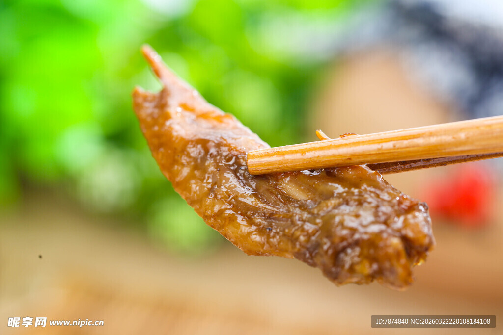 筷子夹着美味卤鸭翅
