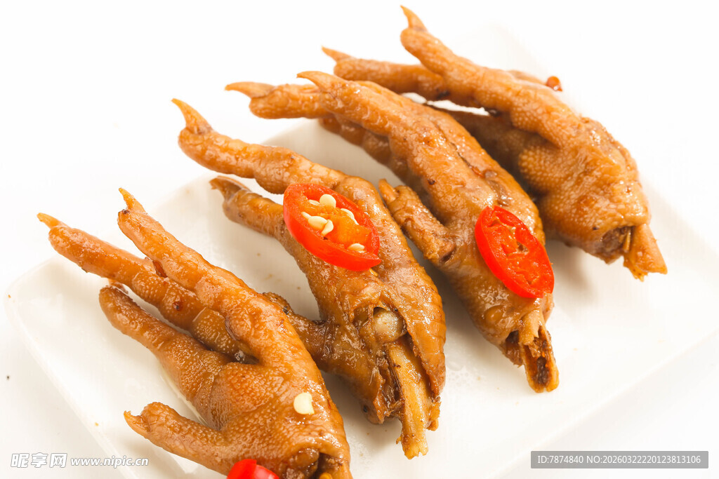 香辣凤爪摆于白盘
