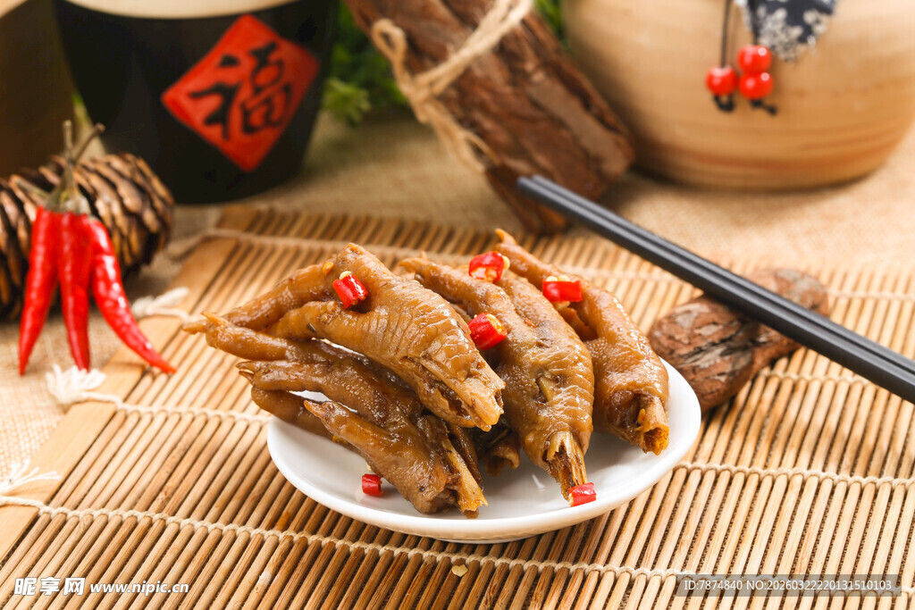 香辣美味凤爪摆于竹席上