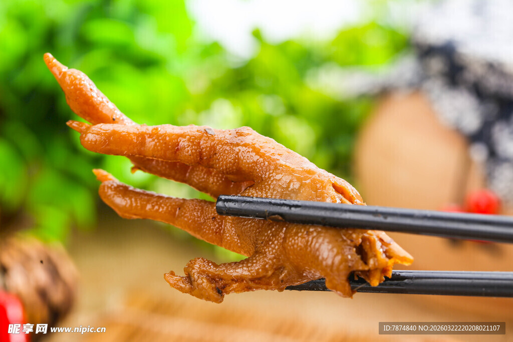 美味卤鸡爪被筷子夹起