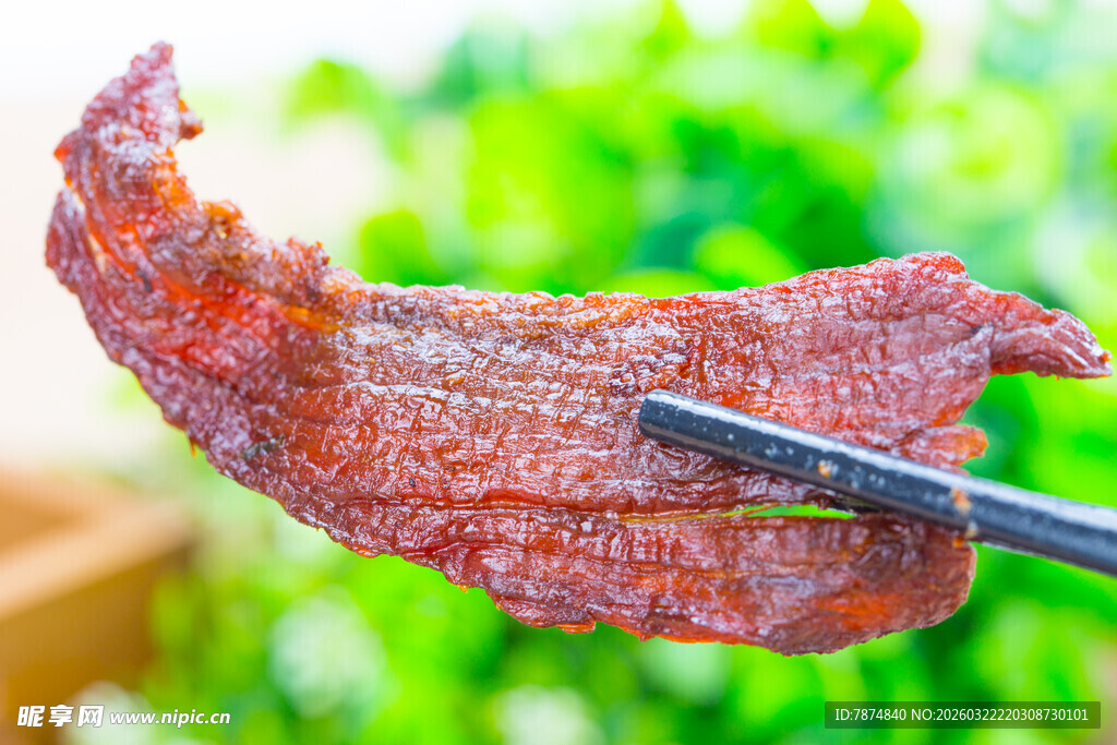 美味卤牛肉 筷子夹起瞬间