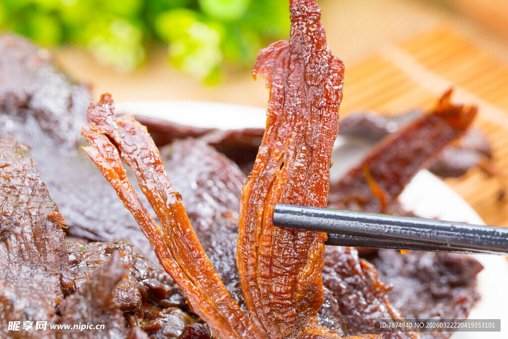 筷子夹起美味牛肉干