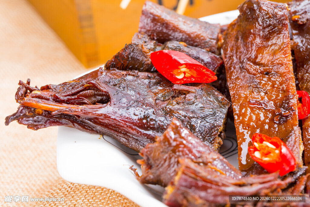 美味卤鸭 点缀红辣椒