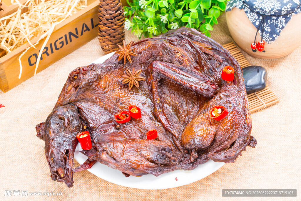 美味卤鸭货摆放在盘中