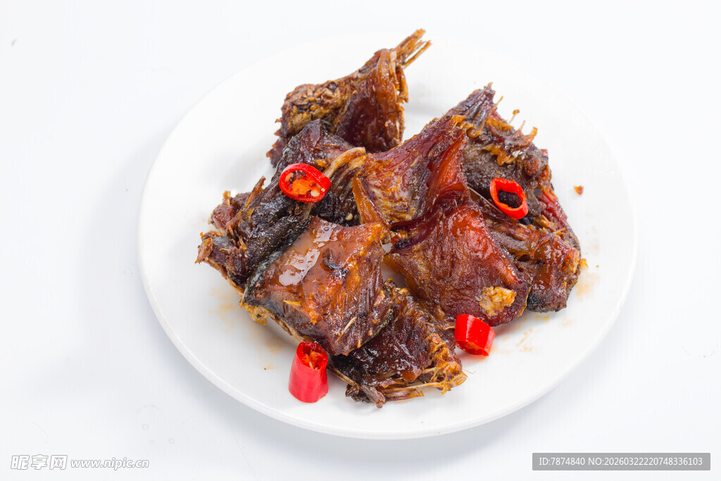 美味卤鱼肉摆于白盘