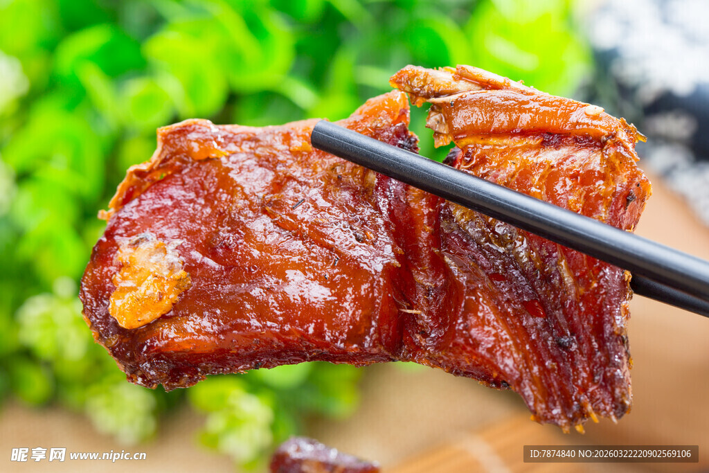 筷子夹起美味酱鱼肉