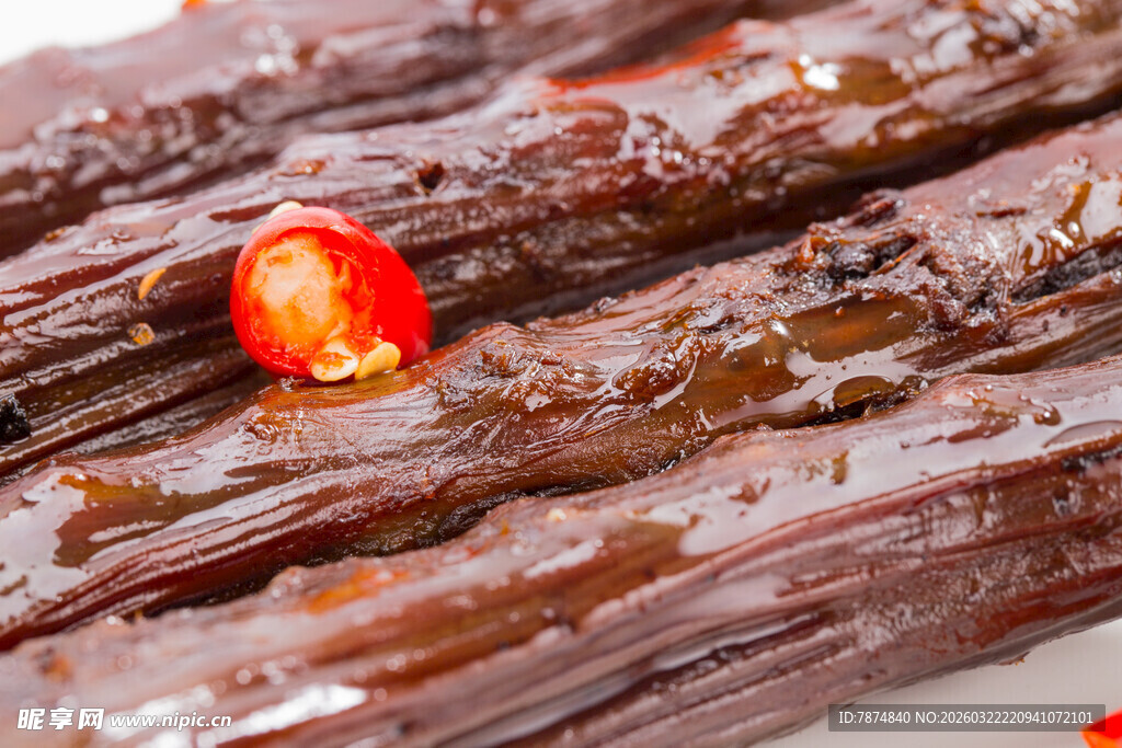 香辣鸭脖 点缀红辣椒