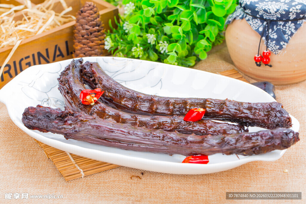 美味酱卤鸭脖摆于盘中